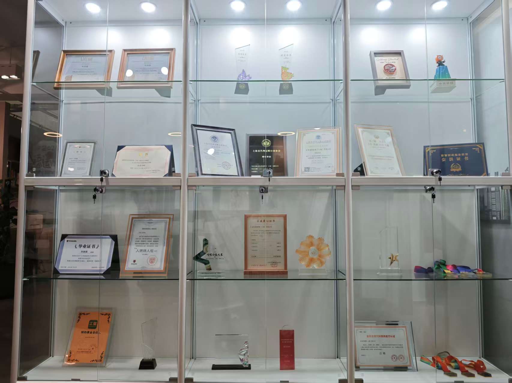企弘财税荣誉墙 · 证书与奖杯陈列柜